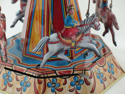 Blech Pferdekarussell – nostalgisches Sammlerstück aus Metall mit detailreichen Pferden und bunten Verzierungen.