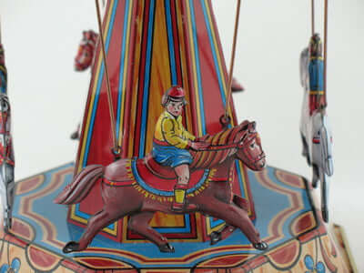 Blech Pferdekarussell – nostalgisches Sammlerstück aus Metall mit detailreichen Figuren und lebendigen Farben.