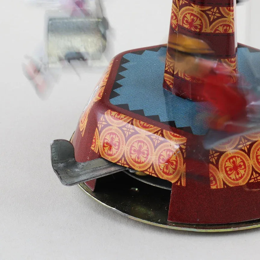 Blechspielzeug-Karussell Schaukel Jahrmarkt Altmodisches Zinnspielzeug 01 Miniatur mit bunten Einzelheiten und drehender Plattform.