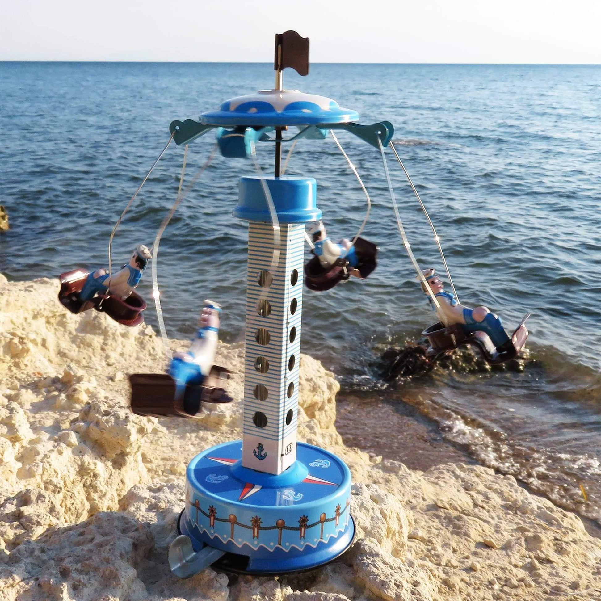 Met de hand opgewonden blikken carrousel Matrozen – Nostalgisch ouderwets speelgoed aan zee