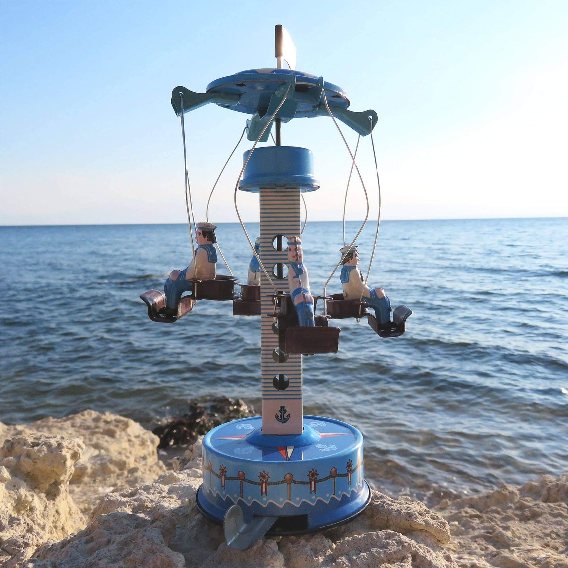 Met de hand opgewonden blikken carrousel Matrozen – Nostalgisch ouderwets speelgoed aan zee