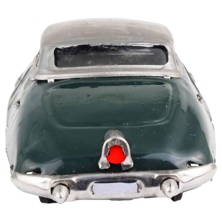 Klassisches Blechspielzeug aus den 50er Jahren, grüner Rennwagen mit Aufziehschlüssel, detailreiche Rückansicht des Wagens