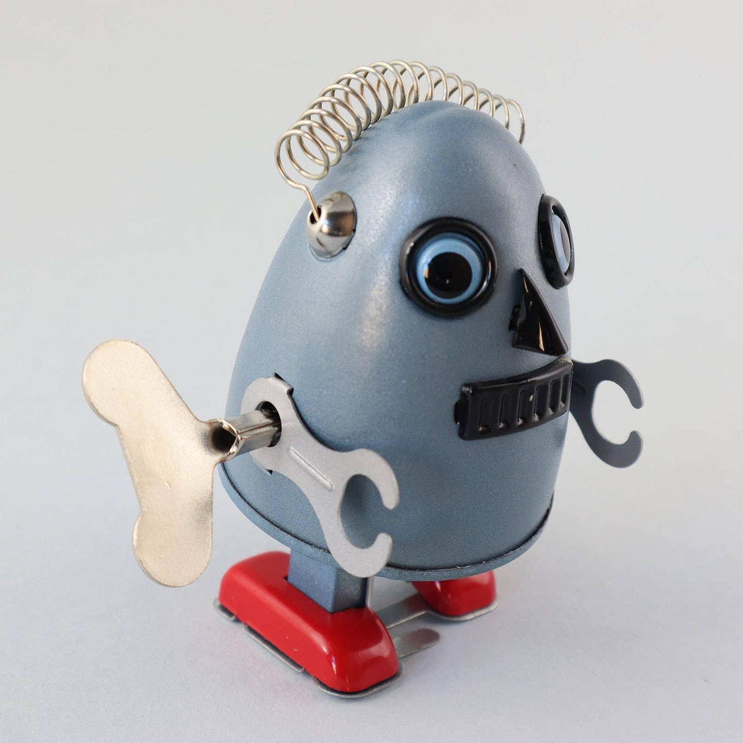 Huevo robot de hojalata plateado, juguete de cuerda con llave, pieza de colección en estilo retro.